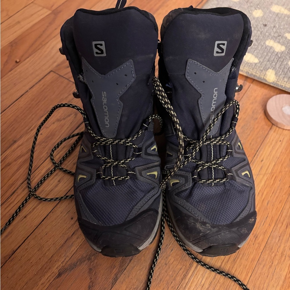 Salomon hiking boots women’s size 9